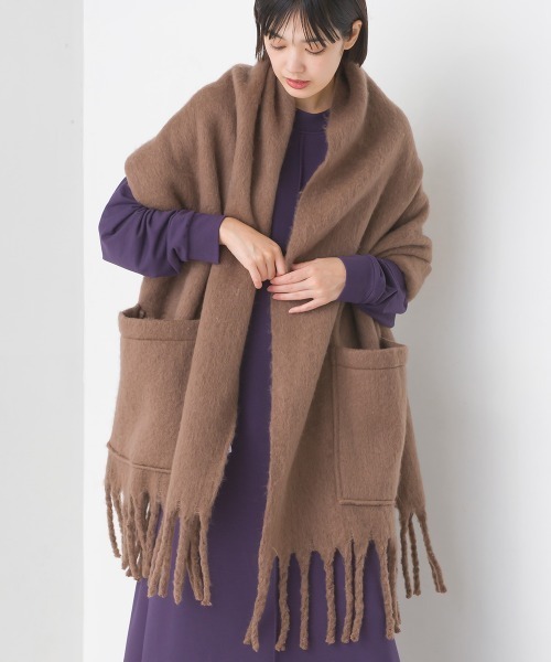 OMNES（オムネス）の「起毛2WAY大判フリンジストール（マフラー・レディース・ベージュ/アイボリー/モカ/ブラウン/ブラック系その他/ブラウン系その他/イエロー/ハウンドトゥース/パープル/グリーン・FREE）」の4枚目の写真