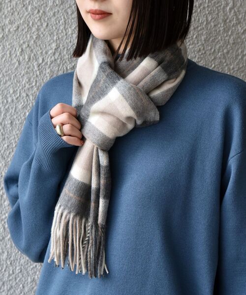 SHIPS（シップス）の「SHIPS: ウール/カシミヤ ベーシック チェック マフラー（マフラー・メンズ・ブラック/カーキ/ダークグレー/キャメル/ワイン/ネイビー・ONE SIZE）」の12枚目の写真