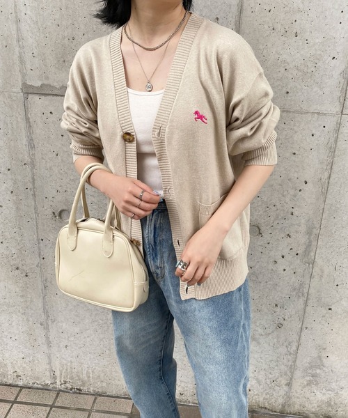 PairPair(ペアペア)の「ワンポイントVネック刺繍カーディガン(ユニセックス)(カーディガン/ボレロ・メンズ・ピンク/オレンジ/アイボリー/イエロー/ライトブルー・MEDIUM/LARGE)」の2枚目の写真