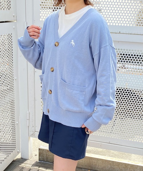 PairPair(ペアペア)の「ワンポイントVネック刺繍カーディガン(ユニセックス)(カーディガン/ボレロ・メンズ・ピンク/オレンジ/アイボリー/イエロー/ライトブルー・MEDIUM/LARGE)」の11枚目の写真