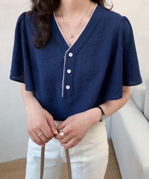 ABITOKYO(アビトーキョー)の「ボリューミー袖フリルVネックブラウス(Tシャツ/カットソー・レディース・ホワイト/ベージュ/サックスブルー/グリーン/ブラック/ネイビー・FREE)」の1枚目の写真