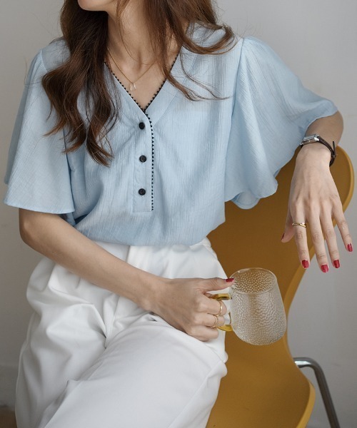 ABITOKYO(アビトーキョー)の「ボリューミー袖フリルVネックブラウス(Tシャツ/カットソー・レディース・ホワイト/ベージュ/サックスブルー/グリーン/ブラック/ネイビー・FREE)」の6枚目の写真