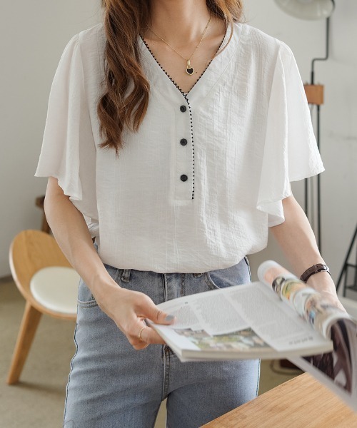 ABITOKYO(アビトーキョー)の「ボリューミー袖フリルVネックブラウス(Tシャツ/カットソー・レディース・ホワイト/ベージュ/サックスブルー/グリーン/ブラック/ネイビー・FREE)」の8枚目の写真