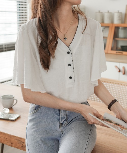 ABITOKYO(アビトーキョー)の「ボリューミー袖フリルVネックブラウス(Tシャツ/カットソー・レディース・ホワイト/ベージュ/サックスブルー/グリーン/ブラック/ネイビー・FREE)」の12枚目の写真