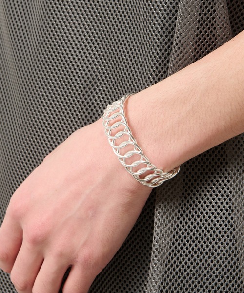 Lui's（ルイス）の「アクセサリーブランド【Ah / アー】ツイストバングル（バングル/リストバンド・メンズ・シルバー・FREE）」の6枚目の写真