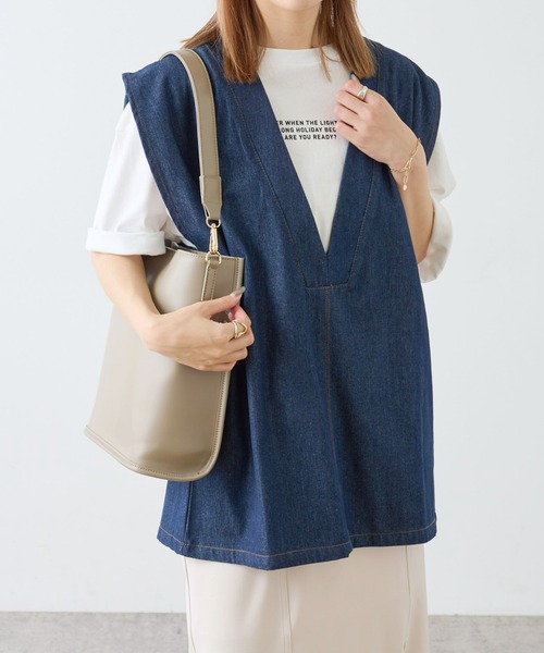COLONY 2139(コロニートゥーワンスリーナイン)の「ライトオンスデニムVネックベスト(ベスト・レディース・オフホワイト/ブルー・FREE)」の1枚目の写真