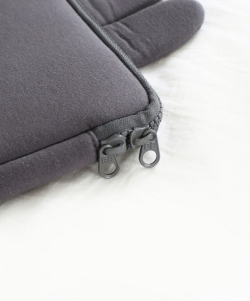 Brunch Brother（ブランチブラザー）の「iPad用ポーチ･11インチ タブレットケース ブランチブラザー/ROMANE（ロマネ）（PC・タブレットケース・レディース・グレー/アイボリー・FREE）」の4枚目の写真