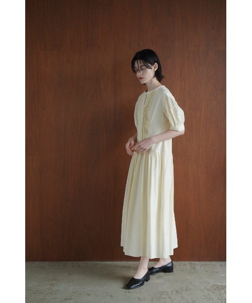CLANE(クラネ)の「PIN TUCK VOLUME ONE PIECE(ワンピース・レディース・ブラック/アイボリー・1/2)」の2枚目の写真