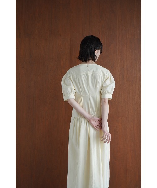 CLANE(クラネ)の「PIN TUCK VOLUME ONE PIECE(ワンピース・レディース・ブラック/アイボリー・1/2)」の13枚目の写真
