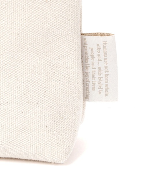 niko and...（ニコアンド）の「オリジナルニコロゴ刺繍ミニサコッシュバッグ（ショルダーバッグ・レディース・ホワイト/ブラック・0）」の3枚目の写真