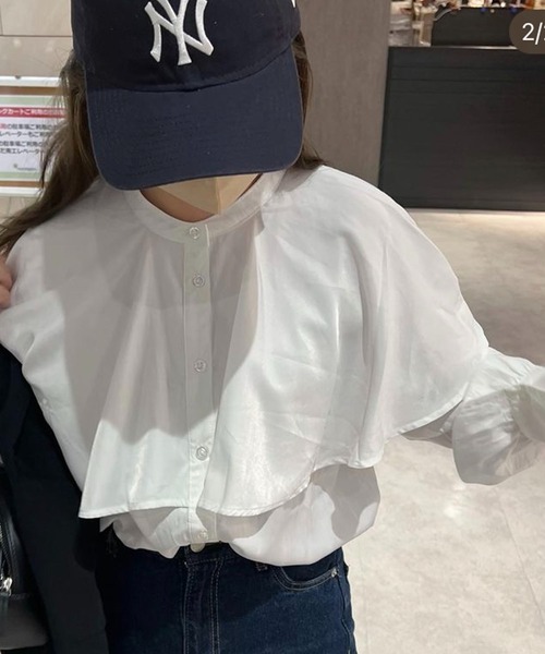 toucher du brise（トゥシェドブリーズ）の「ケープ風 ヨーク バンドカラーシャツ（シャツ/ブラウス・レディース・ブラック/オフホワイト/グリーン/キャメル・M/L）」の2枚目の写真