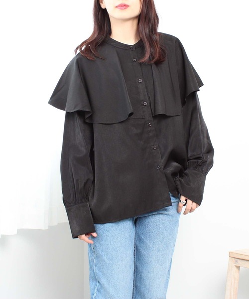 toucher du brise（トゥシェドブリーズ）の「ケープ風 ヨーク バンドカラーシャツ（シャツ/ブラウス・レディース・ブラック/オフホワイト/グリーン/キャメル・M/L）」の3枚目の写真