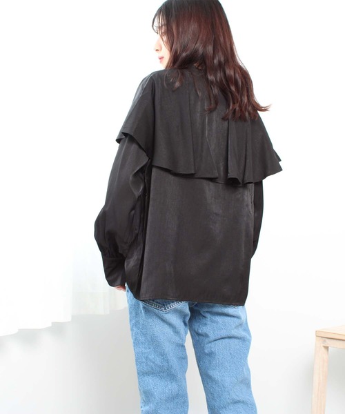 toucher du brise（トゥシェドブリーズ）の「ケープ風 ヨーク バンドカラーシャツ（シャツ/ブラウス・レディース・ブラック/オフホワイト/グリーン/キャメル・M/L）」の11枚目の写真