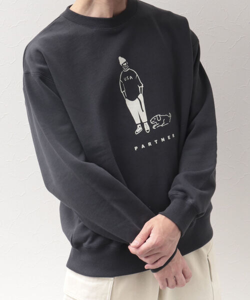 BARNS OUTFITTERS(バーンズアウトフィッターズ)の「【Barns outfitters】MAX SW CREW "PARTNER" プリントスウェット(スウェット・メンズ・ブラック/グレー/レッド・M/L/XL)」の2枚目の写真
