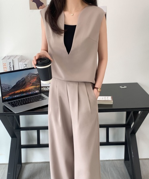 スキッパネックノースリーブブラウス＆ウエストタックセミワイドパンツセットアップ