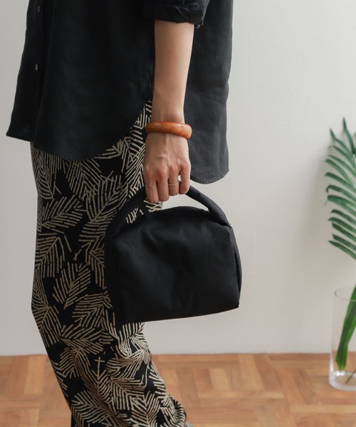 URBAN RESEARCH DOORS(アーバンリサーチドアーズ)の「クッションハンドバッグ(ハンドバッグ・レディース・ブラック/オフホワイト/オレンジ・-)」の4枚目の写真