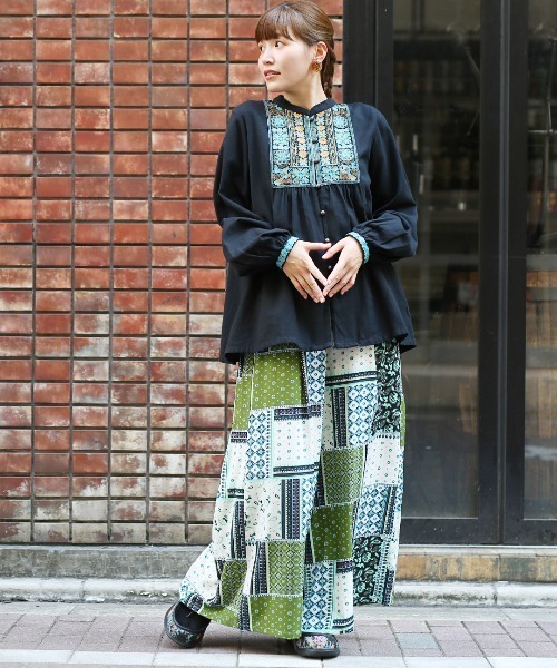 チチカカ(チチカカ)の「パッチワークプリントワイドパンツ(その他パンツ・レディース・ブラック/イエロー/グリーン・FREE)」の4枚目の写真