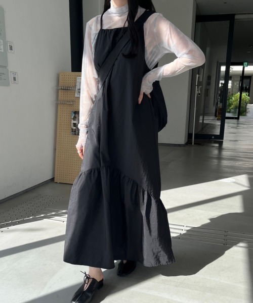 nemne store(ネンネストア)の「【低身長サイズあり】ナイロンキャミワンピース(ワンピース・レディース・ブラック/グレイッシュベージュ・MEDIUM/SMALL)」の2枚目の写真