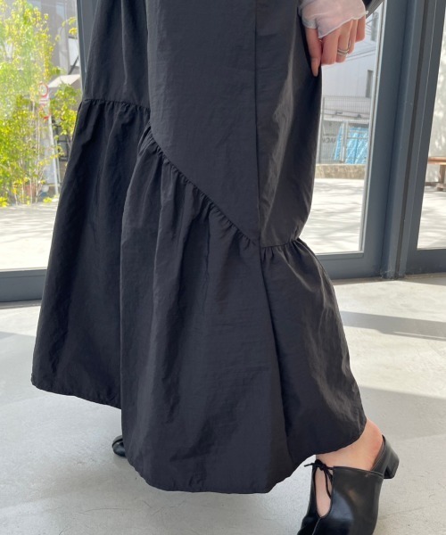 nemne store(ネンネストア)の「【低身長サイズあり】ナイロンキャミワンピース(ワンピース・レディース・ブラック/グレイッシュベージュ・MEDIUM/SMALL)」の9枚目の写真