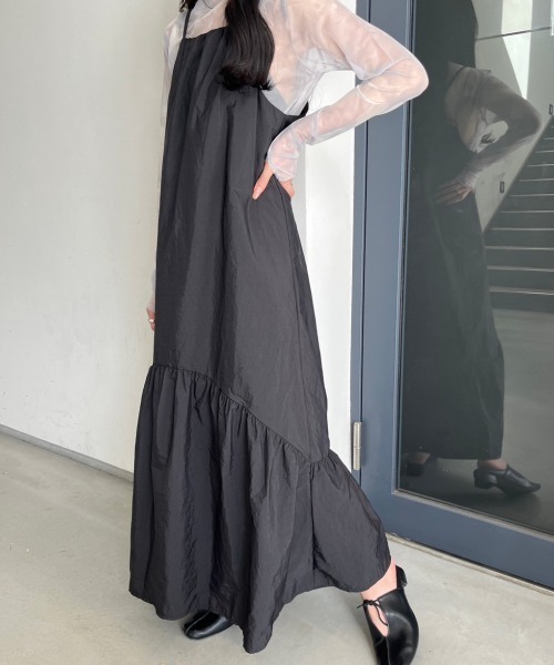 nemne store(ネンネストア)の「【低身長サイズあり】ナイロンキャミワンピース(ワンピース・レディース・ブラック/グレイッシュベージュ・MEDIUM/SMALL)」の3枚目の写真