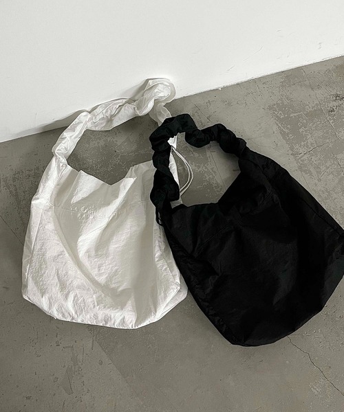 CAPRICIEUX LE'MAGE（カプリシューレマージュ）の「ドロストナイロンバッグ（ショルダーバッグ・レディース・ブラック/ホワイト・FREE）」の2枚目の写真