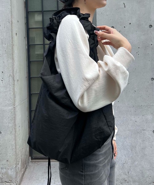 CAPRICIEUX LE'MAGE（カプリシューレマージュ）の「ドロストナイロンバッグ（ショルダーバッグ・レディース・ブラック/ホワイト・FREE）」の3枚目の写真