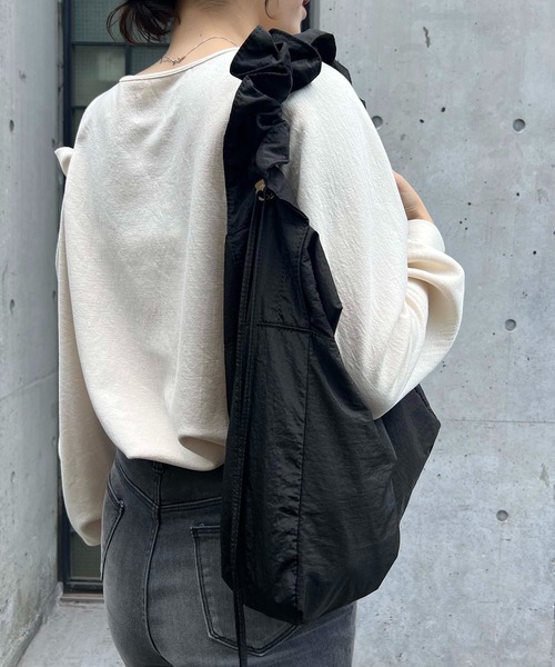 CAPRICIEUX LE'MAGE（カプリシューレマージュ）の「ドロストナイロンバッグ（ショルダーバッグ・レディース・ブラック/ホワイト・FREE）」の4枚目の写真