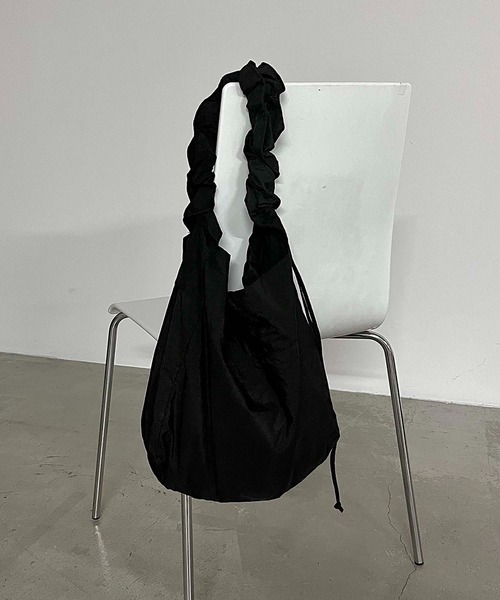 CAPRICIEUX LE'MAGE（カプリシューレマージュ）の「ドロストナイロンバッグ（ショルダーバッグ・レディース・ブラック/ホワイト・FREE）」の6枚目の写真