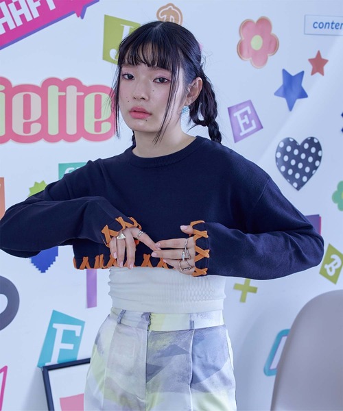 miette(ミエット)の「配色ステッチクロップドニットトップス(ニット/セーター・レディース・グレー/アイボリー/ネイビー/ブラック・FREE)」の4枚目の写真