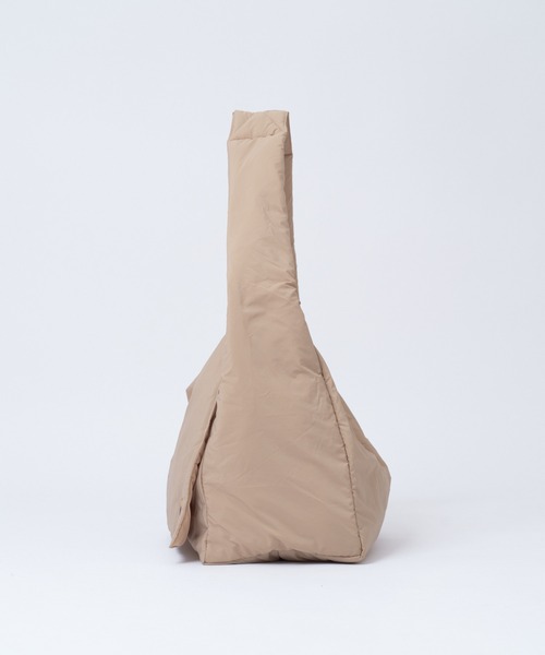 WHIMSIC(ウィムジック)の「【UNISEX】パディングニュースペーパーバッグ(ショルダーバッグ・メンズ・ベージュ/ブラック/ブルー・FREE)」の6枚目の写真