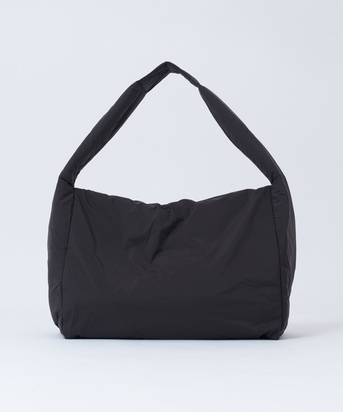 WHIMSIC(ウィムジック)の「【UNISEX】パディングニュースペーパーバッグ(ショルダーバッグ・メンズ・ベージュ/ブラック/ブルー・FREE)」の14枚目の写真