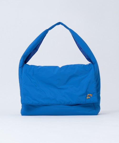 WHIMSIC(ウィムジック)の「【UNISEX】パディングニュースペーパーバッグ(ショルダーバッグ・メンズ・ベージュ/ブラック/ブルー・FREE)」の18枚目の写真