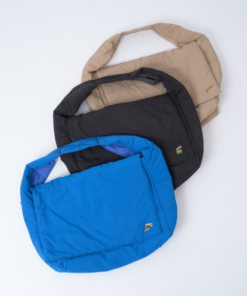 WHIMSIC(ウィムジック)の「【UNISEX】パディングニュースペーパーバッグ(ショルダーバッグ・メンズ・ベージュ/ブラック/ブルー・FREE)」の4枚目の写真