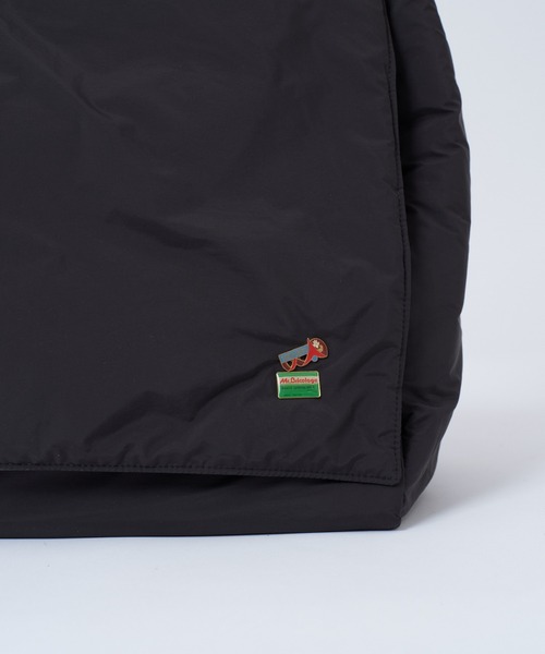 WHIMSIC(ウィムジック)の「【UNISEX】パディングニュースペーパーバッグ(ショルダーバッグ・メンズ・ベージュ/ブラック/ブルー・FREE)」の16枚目の写真