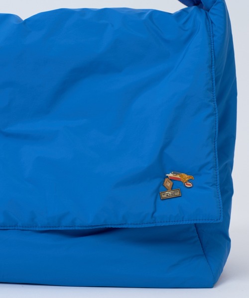 WHIMSIC(ウィムジック)の「【UNISEX】パディングニュースペーパーバッグ(ショルダーバッグ・メンズ・ベージュ/ブラック/ブルー・FREE)」の22枚目の写真