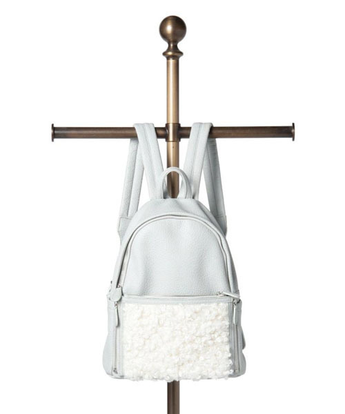 ROSE BUD（ローズバッド）の「【カタログ掲載】ボアフロントバックパック / (MR MODA) JXO14262 BOA FRONT BACKPACK[リュック]（バックパック/リュック・レディース・ライトグレー/ブラック・ONE SIZE）」の3枚目の写真