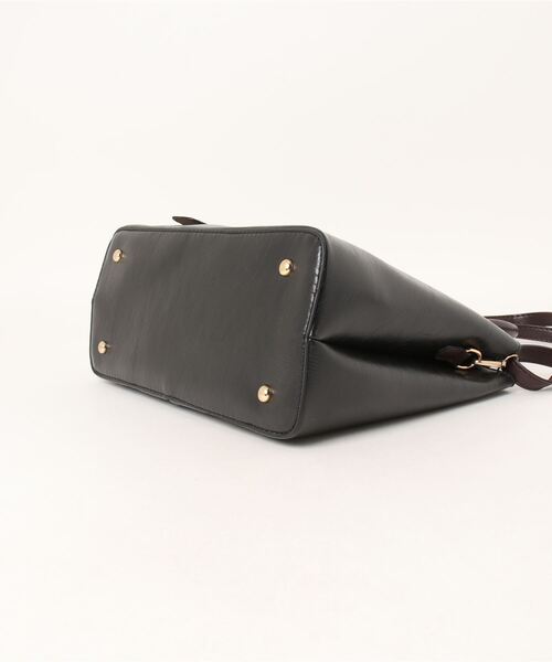 florist（フローリスト）の「【仕切りポケット付】【2WAY/3WAY】配色ヴィーガンレザーアシメハンドルトートバッグ/ハンドバッグ/レディースバッグ（ハンドバッグ・レディース・ライトグリーン/サーモンピンク/ブラック/モカ・FREE）」の11枚目の写真