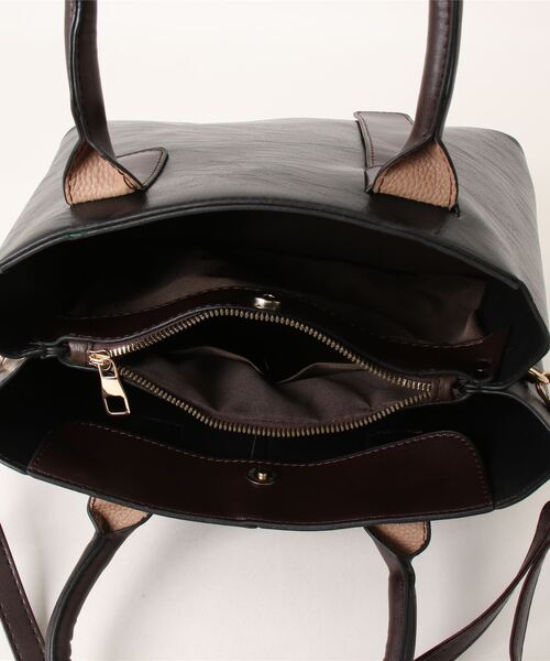 florist（フローリスト）の「【仕切りポケット付】【2WAY/3WAY】配色ヴィーガンレザーアシメハンドルトートバッグ/ハンドバッグ/レディースバッグ（ハンドバッグ・レディース・ライトグリーン/サーモンピンク/ブラック/モカ・FREE）」の12枚目の写真