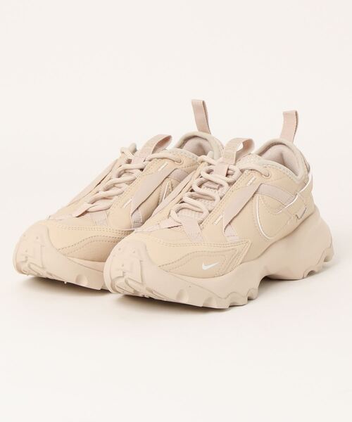 NIKE（ナイキ）の「W TC 7900　HF1055-133（スニーカー・レディース・ベージュ・22.5cm/23.0cm/24.0cm/25.0cm/26.0cm/23.5cm/24.5cm/25.5cm/22.0cm/26.5cm）」の5枚目の写真