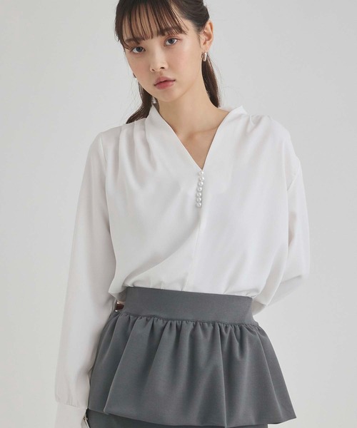 fifth（フィフス）の「パールデザインVネックブラウス（シャツ/ブラウス・レディース・ホワイト/ブラック・M）」の6枚目の写真