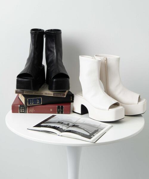 WEGO(ウィゴー)の「WEGO/バルキーヒールブーツサンダル(ブーツ・レディース・オフホワイト/ブラック・MEDIUM/LARGE)」の4枚目の写真
