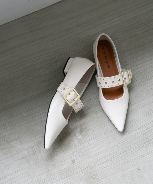 menue（メヌエ）の「ポインテッドトゥ スタッズベルトパンプス（パンプス・レディース・ブラック/アイボリー・21.5cm/22.0cm/24.5cm/25.5cm/23.0cm/24.0cm/22.5cm/23.5cm/25.0cm/26.0cm）」の2枚目の写真