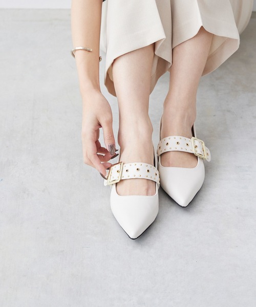 menue（メヌエ）の「ポインテッドトゥ スタッズベルトパンプス（パンプス・レディース・ブラック/アイボリー・21.5cm/22.0cm/24.5cm/25.5cm/23.0cm/24.0cm/22.5cm/23.5cm/25.0cm/26.0cm）」の10枚目の写真