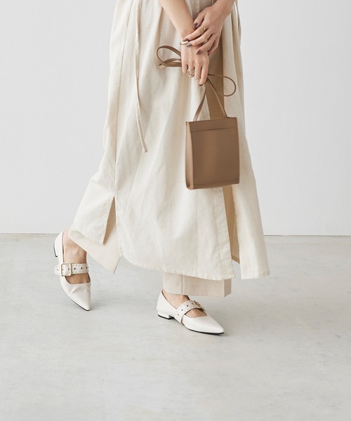 menue（メヌエ）の「ポインテッドトゥ スタッズベルトパンプス（パンプス・レディース・ブラック/アイボリー・21.5cm/22.0cm/24.5cm/25.5cm/23.0cm/24.0cm/22.5cm/23.5cm/25.0cm/26.0cm）」の12枚目の写真