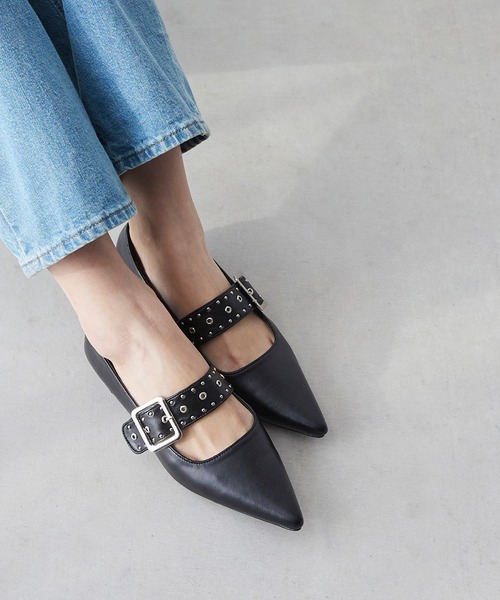 menue（メヌエ）の「ポインテッドトゥ スタッズベルトパンプス（パンプス・レディース・ブラック/アイボリー・21.5cm/22.0cm/24.5cm/25.5cm/23.0cm/24.0cm/22.5cm/23.5cm/25.0cm/26.0cm）」の4枚目の写真