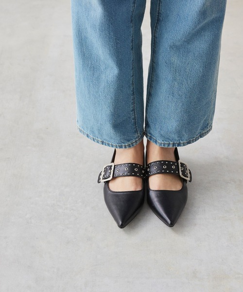 menue（メヌエ）の「ポインテッドトゥ スタッズベルトパンプス（パンプス・レディース・ブラック/アイボリー・21.5cm/22.0cm/24.5cm/25.5cm/23.0cm/24.0cm/22.5cm/23.5cm/25.0cm/26.0cm）」の3枚目の写真