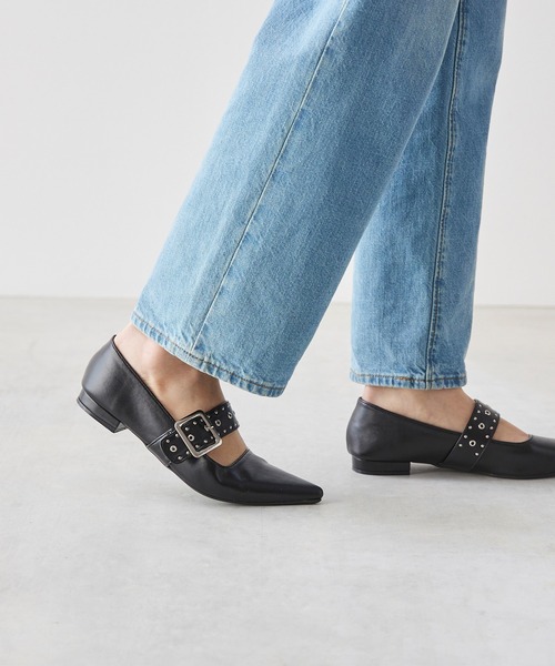 menue（メヌエ）の「ポインテッドトゥ スタッズベルトパンプス（パンプス・レディース・ブラック/アイボリー・21.5cm/22.0cm/24.5cm/25.5cm/23.0cm/24.0cm/22.5cm/23.5cm/25.0cm/26.0cm）」の5枚目の写真