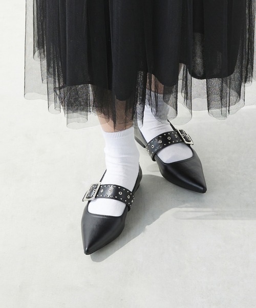 menue（メヌエ）の「ポインテッドトゥ スタッズベルトパンプス（パンプス・レディース・ブラック/アイボリー・21.5cm/22.0cm/24.5cm/25.5cm/23.0cm/24.0cm/22.5cm/23.5cm/25.0cm/26.0cm）」の8枚目の写真