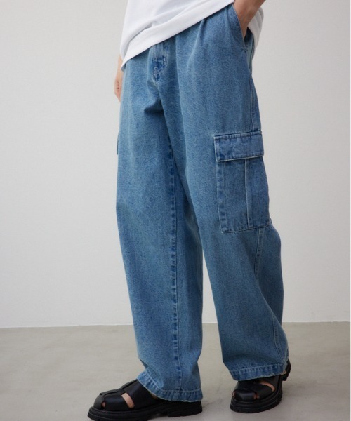 AZUL by moussy（アズールバイマウジー）の「AZUL DENIMワイドカーゴ（デニムパンツ・メンズ・ホワイト/ライトブルー・FREE）」の2枚目の写真