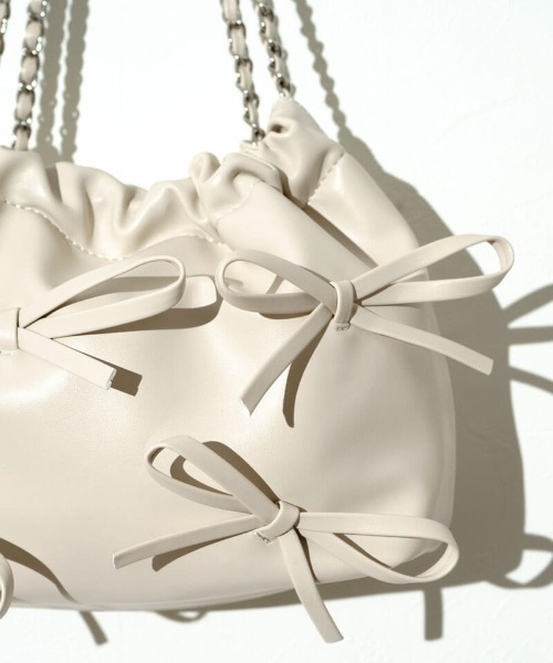 flower(フラワー)の「リボンチェーンバッグ(ショルダーバッグ・レディース・アイボリー・FREE)」の6枚目の写真
